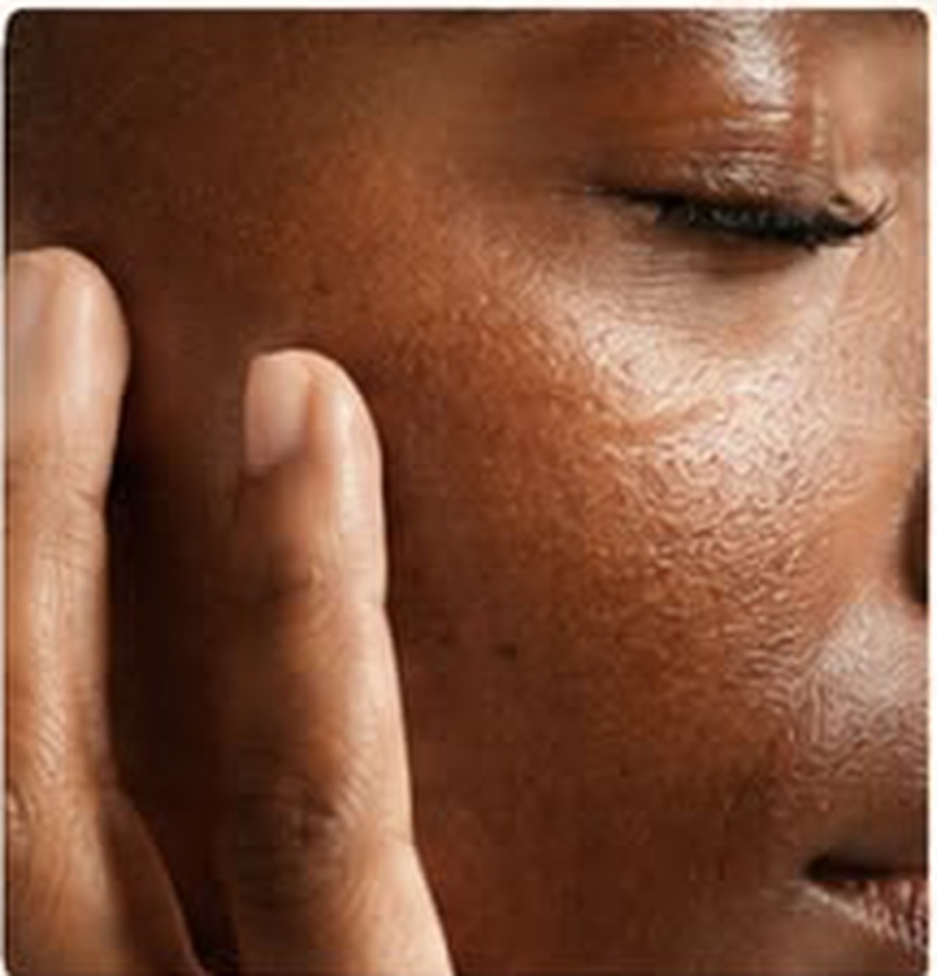 Peau riche en mélanine, photographiée en lumière d'atelier.